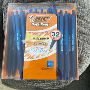 32 BIC Soft Feel ball pen -444
